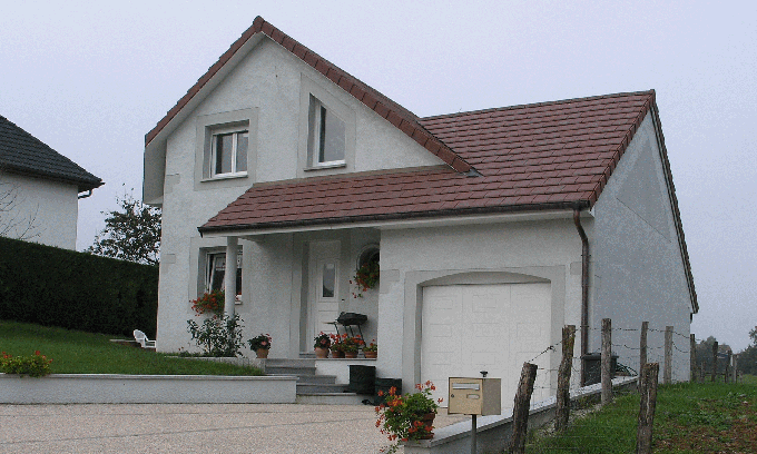 maison de type F4, maison sur un sol en pente moyenne