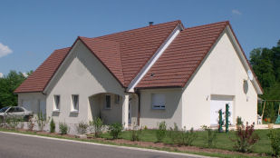 maison de plein pied (plain pied) à charpente industrielle auto-construite